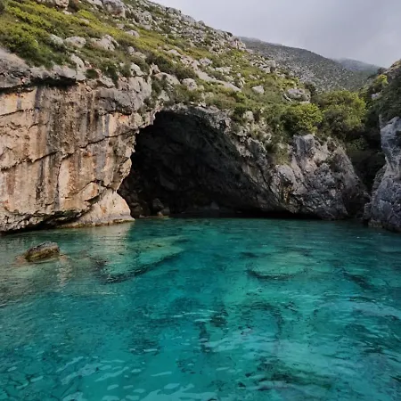Πλωτό κατάλυμα Boat Tours - Adrion Vlorë