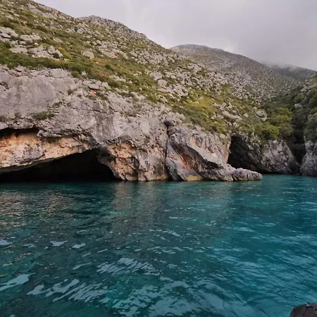 Πλωτό κατάλυμα Boat Tours - Adrion *