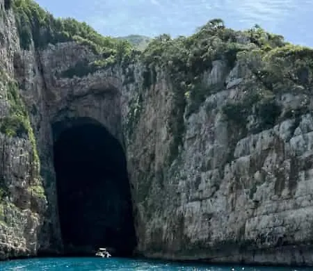 Πλωτό κατάλυμα Boat Tours - Adrion Vlorë